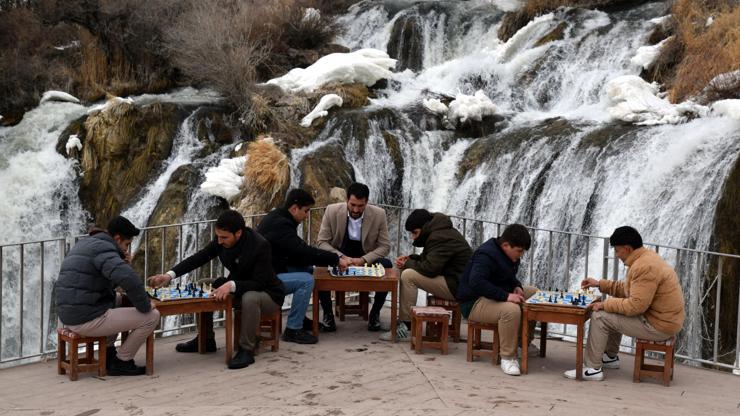 Çevre bilinci için şelale yakınındaki çöpleri toplayıp, satranç oynadılar Çevre bilinci için şelale yakınındaki çöpleri toplayıp, satranç oynadılar