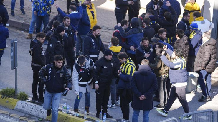 Kadıköyden çıkan Fenerbahçe taraftarları, RAMS Parka hareket etti