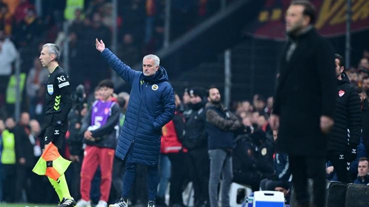 Fenerbahçede Jose Mourinho, derbiye 2 değişiklik ile çıktı