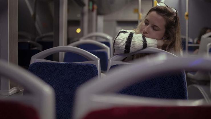 Metroda, otobüste uyuyanlar dikkat: Kan pıhtılaşması ve felç tehlikesi var, omurganız çöküyor