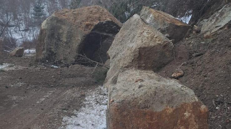 Karabük'te köy yolunda heyelan