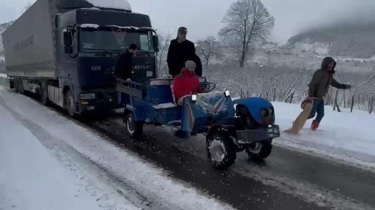 Karda kalan 25 tonluk TIR’ı, 750 kiloluk 'patpat' çekti; o anlar kamerada Karda kalan 25 tonluk TIR’ı, 750 kiloluk 'patpat' çekti; o anlar kamerada