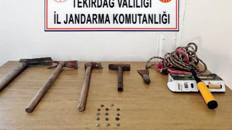 Şarköy’de sikke ve kazı malzemeleri ele geçirildi: 3 gözaltı Şarköy’de sikke ve kazı malzemeleri ele geçirildi: 3 gözaltı