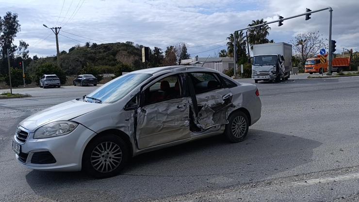 Kırmızı ışıkta duran otomobile çarpmamak için direksiyonu kırdı, kamyona çarptı