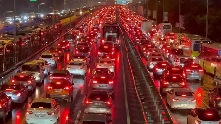 İstanbulda trafik yoğunluğu yüzde 80e çıktı