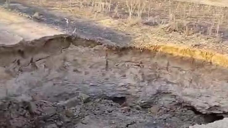 Aksaray'da 10 metre derinliğinde obruk oluştu Aksaray'da 10 metre derinliğinde obruk oluştu