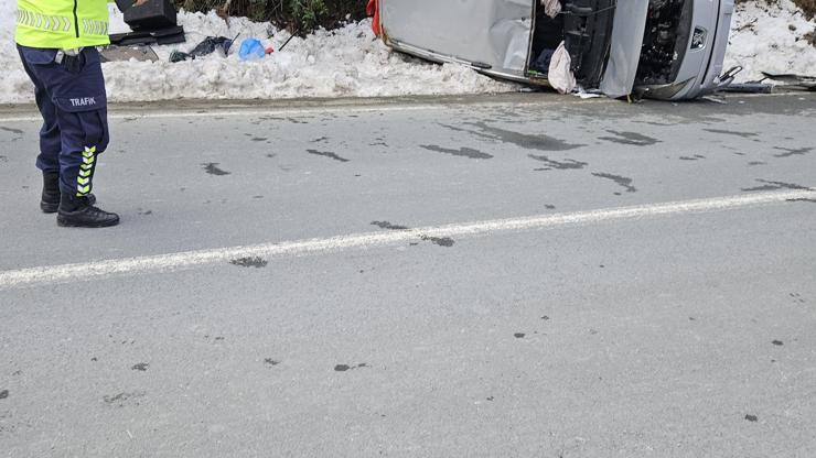 Minibüs ile hafif ticari araç çarpıştı: 3 yaralı Minibüs ile hafif ticari araç çarpıştı: 3 yaralı