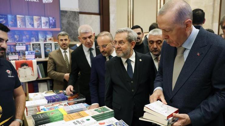 Cumhurbaşkanı Erdoğan, Külliyedeki kitap fuarını ziyaret etti