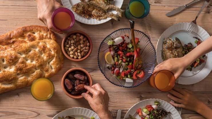 Sahur ve iftarda mideyi koruyacak doğru besinler tüketmek önemli