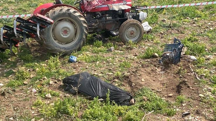 Devrilen traktörün altında kalıp, hayatını kaybetti Devrilen traktörün altında kalıp, hayatını kaybetti