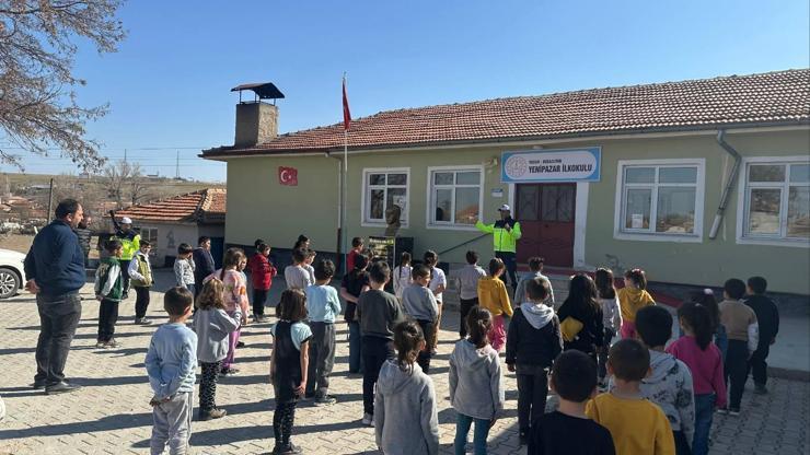 Boğazlıyan'da jandarma ekipleri ilkokul öğrencilerini trafik kuralları hakkında bilgilendirdi