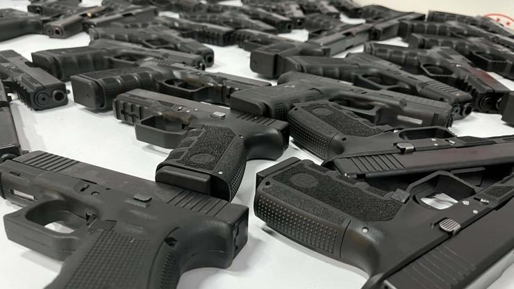 Çeşme Limanı'nda 138 tabanca ele geçirildi Çeşme Limanı'nda 138 tabanca ele geçirildi