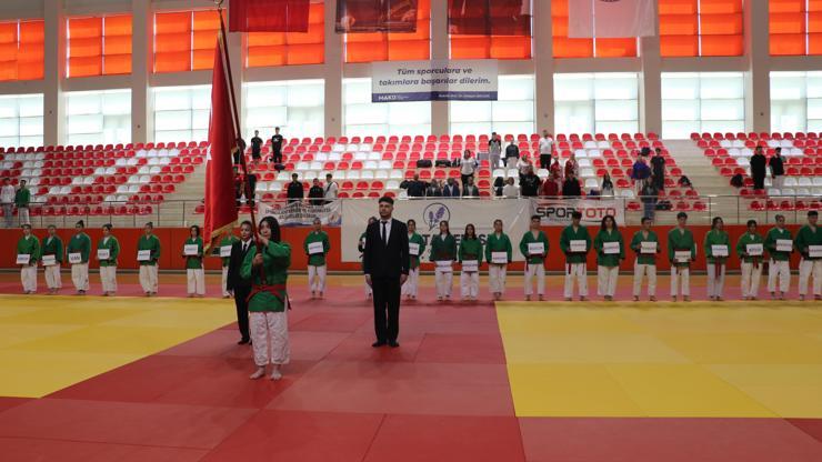 Burdur'da düzenlenen Gençler Türkiye Kuraş Şampiyonası'nın açılış seremonisi yapıldı