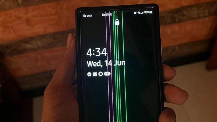 Galaxy S23 ve S23 Ultra kullanıcıları, yeşil çizgi sorunuyla karşı karşıya