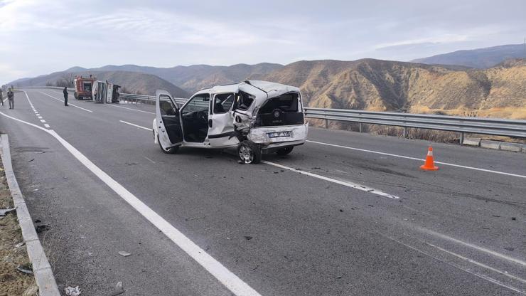 Kamyonet, hafif ticari araca çarptı: 4’ü jandarma 5 yaralı