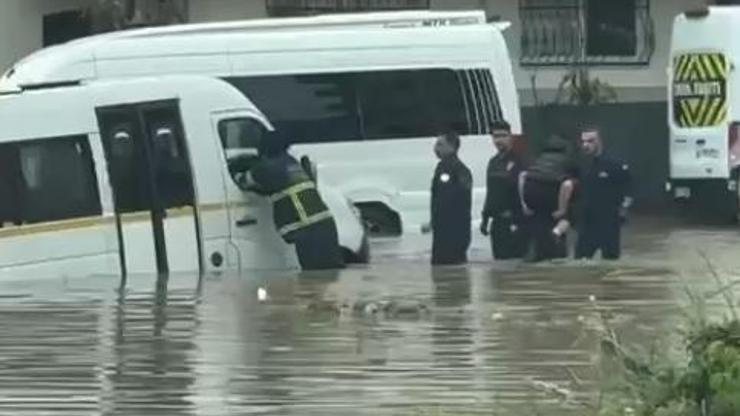 Adanada sağanak hazırlıksız yakaladı; serviste mahsur kalan öğrencileri itfaiye kurtardı