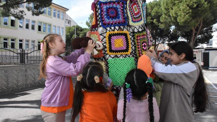 İzmir'de ilkokul öğrencileri ağaçları örgü motiflerle süsledi İzmir'de ilkokul öğrencileri ağaçları örgü motiflerle süsledi