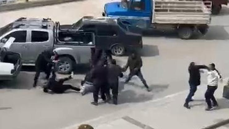 Konya'da bıçaklı, sopalı kavga kamerada; 4 yaralı Konya'da bıçaklı, sopalı kavga kamerada; 4 yaralı