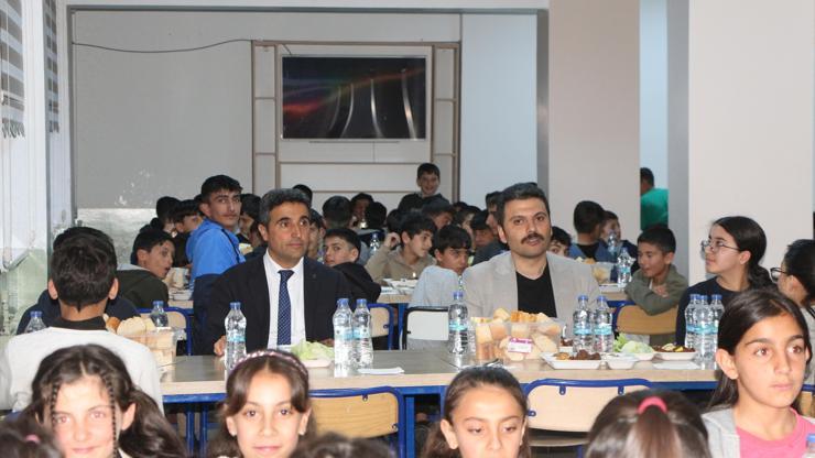 Karlıova’da, yatılı öğrencilerle iftar Karlıova’da, yatılı öğrencilerle iftar