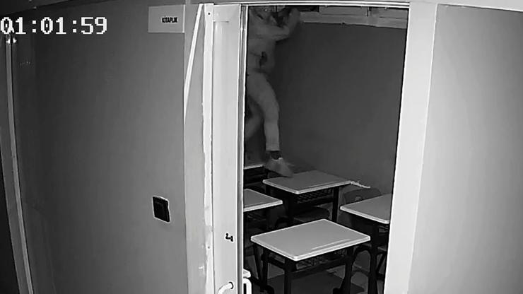 Pencereden girdiği kurs merkezinden telefon ve dizüstü bilgisayar çaldı