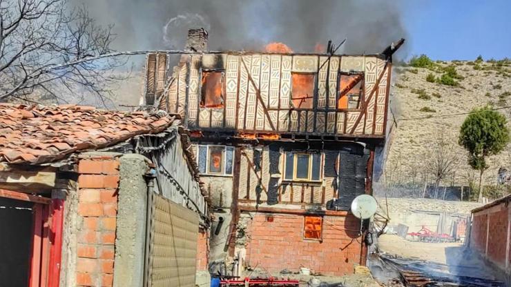 Yangında 2 ev kullanılamaz hale geldi Yangında 2 ev kullanılamaz hale geldi