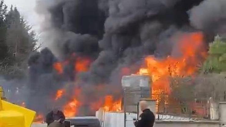 İstanbul - Pendik’te inşaat malzemesi deposunda çıkan yangında 4 katlı binada hasar oluştu İstanbul - Pendik’te inşaat malzemesi deposunda çıkan yangında 4 katlı binada hasar oluştu