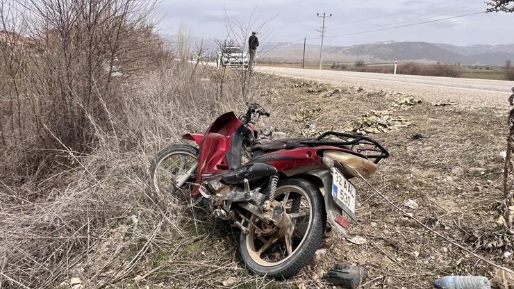 Motosiklet yayaya çarptı: 3 yaralı Motosiklet yayaya çarptı: 3 yaralı