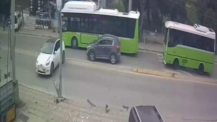 Kazada savrulan araç, yayaya çarptı: 2 yaralı Kazada savrulan araç, yayaya çarptı: 2 yaralı