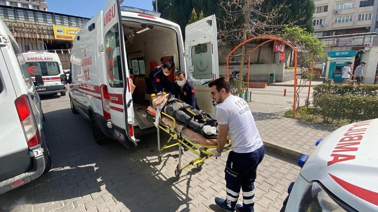 Otomobil, park halindeki TIR'a çarptı; 5 yaralı Otomobil, park halindeki TIR'a çarptı; 5 yaralı