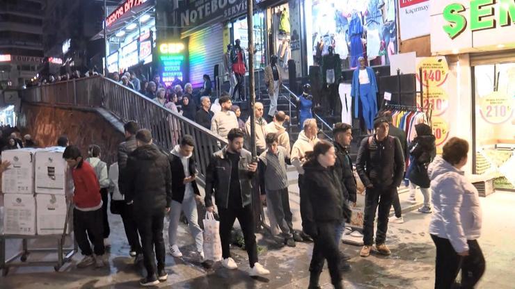 İstanbul - Şirinevler'de baklava almak isteyenler tatlıcının önünde kuyruk oluşturdu