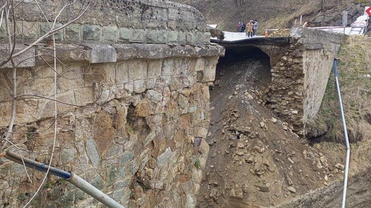 Trabzon'da heyelanla köprü çöktü