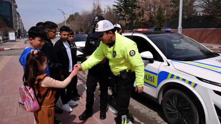 Van'da trafik polisi, çocuklara bayram şekeri dağıttı Van'da trafik polisi, çocuklara bayram şekeri dağıttı
