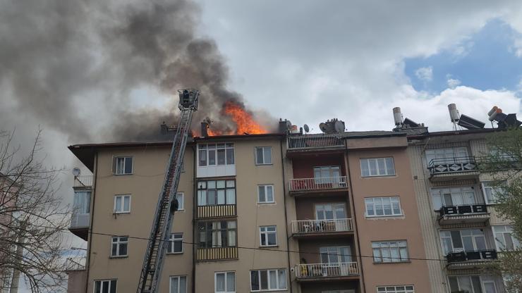 Apartmanın çatısı yandı; dumandan etkilenen 2 kişi hastanelik oldu Apartmanın çatısı yandı; dumandan etkilenen 2 kişi hastanelik oldu
