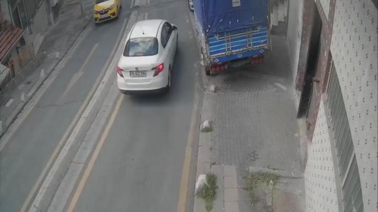Kağıthanede otomobilin çarptığı kadının bacağı koptu; hastanede hayatını kaybetti