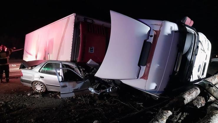 TIR'ın üzerine devrildiği otomobildeki baba yaralandı, oğlu öldü; kaza kamerada TIR'ın üzerine devrildiği otomobildeki baba yaralandı, oğlu öldü; kaza kamerada