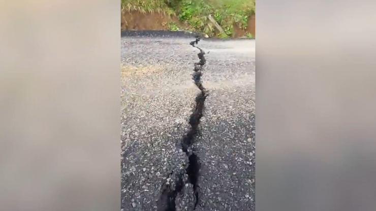 Sakarya'da 2 ilçeyi bağlayan yol çöktü