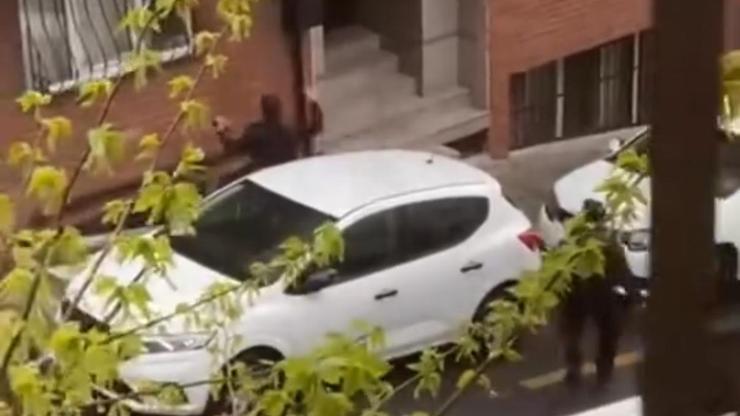 İstanbul - Kağıthane’de komşularının evine taşlarla saldırdılar; polisin yanında da birbirlerine girdiler