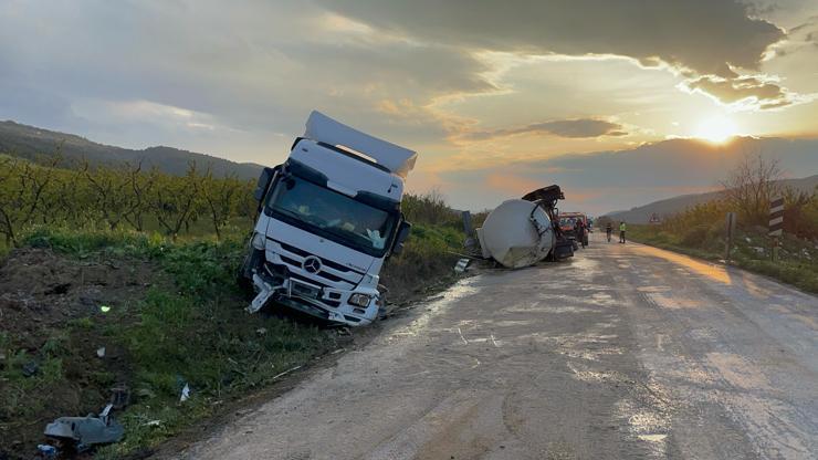Tavuk yağı yüklü TIR, dorsesinden ayrılıp tarlaya savruldu: 1 yaralı Tavuk yağı yüklü TIR, dorsesinden ayrılıp tarlaya savruldu: 1 yaralı