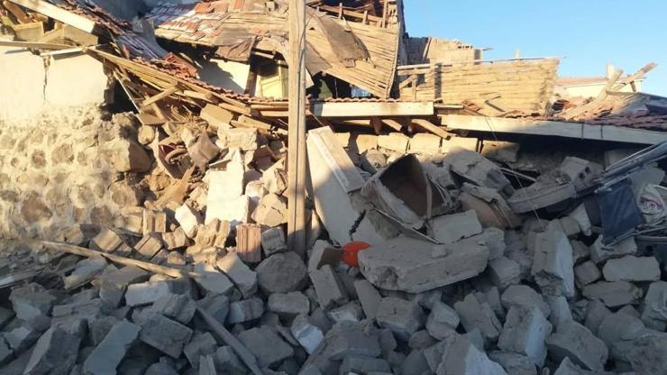 Ev ve altındaki ahır çöktü; 37 hayvan öldü
