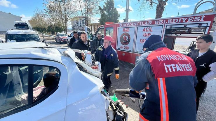 Kovancılar’da, greyder ile çarpışan otomobildeki 1 kişi yaralandı