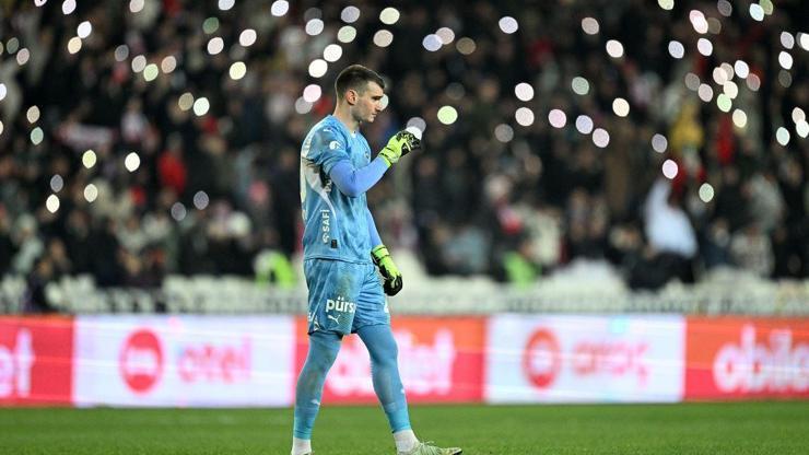 Hayalleri tepetaklak olan Livakovic, devre arasında ayrılabilir! Hayalleri tepetaklak olan Livakovic, devre arasında ayrılabilir!