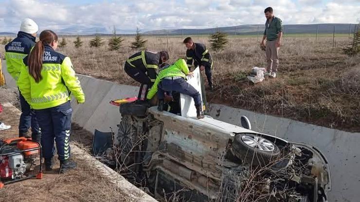 Otomobil sulama kanalına devrildi : 4 yaralı