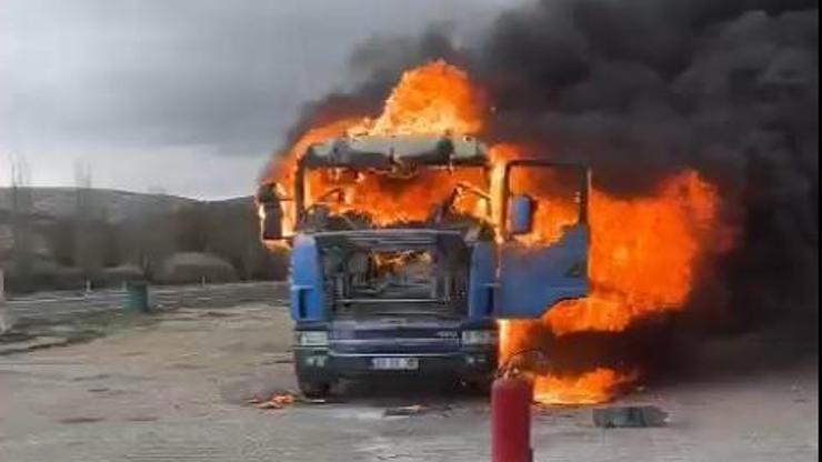 Park Halindeki TIR'da Yangın Çıktı Park Halindeki TIR'da Yangın Çıktı