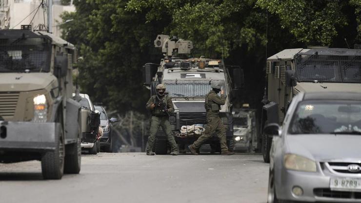 Haaretz: İsrail, cephede yedek askerlerin yerine düzenli birlikleri görevlendirecek