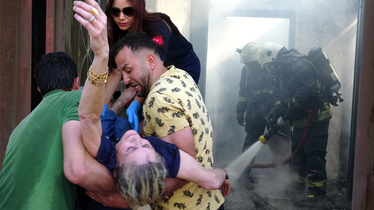 Gözü Önünde Evi Yanan Kadın Sinir Krizi Geçirdi