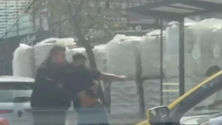 İstanbul- Sancaktepe'de sürücülerin yumruklu kavgası kamerada İstanbul- Sancaktepe'de sürücülerin yumruklu kavgası kamerada