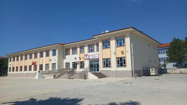 Kütahya'da 19 öğrenci gıda zehirlenmesi şüphesiyle hastaneye kaldırıldı Kütahya'da 19 öğrenci gıda zehirlenmesi şüphesiyle hastaneye kaldırıldı