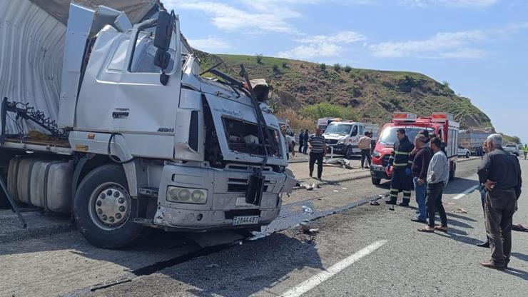 Batmanda feci kaza 2 TIR kafa kafaya çarpıştı...