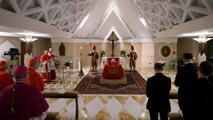 Dünya bu fotoğrafları konuşuyor Vatikan, Papa Francis’in tabut içindeki görüntülerini paylaştı