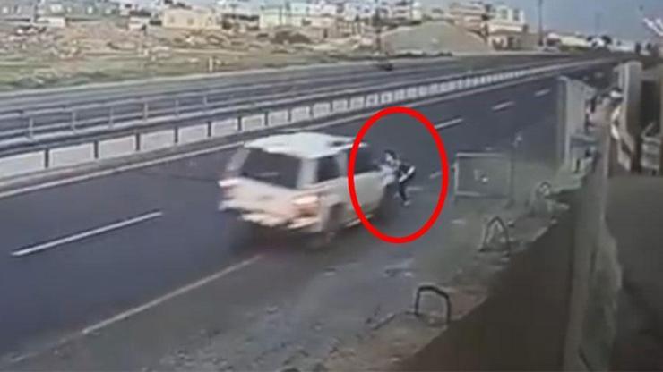 Dur ihtarına uymadı, yola kapan atan polise böyle çarptı